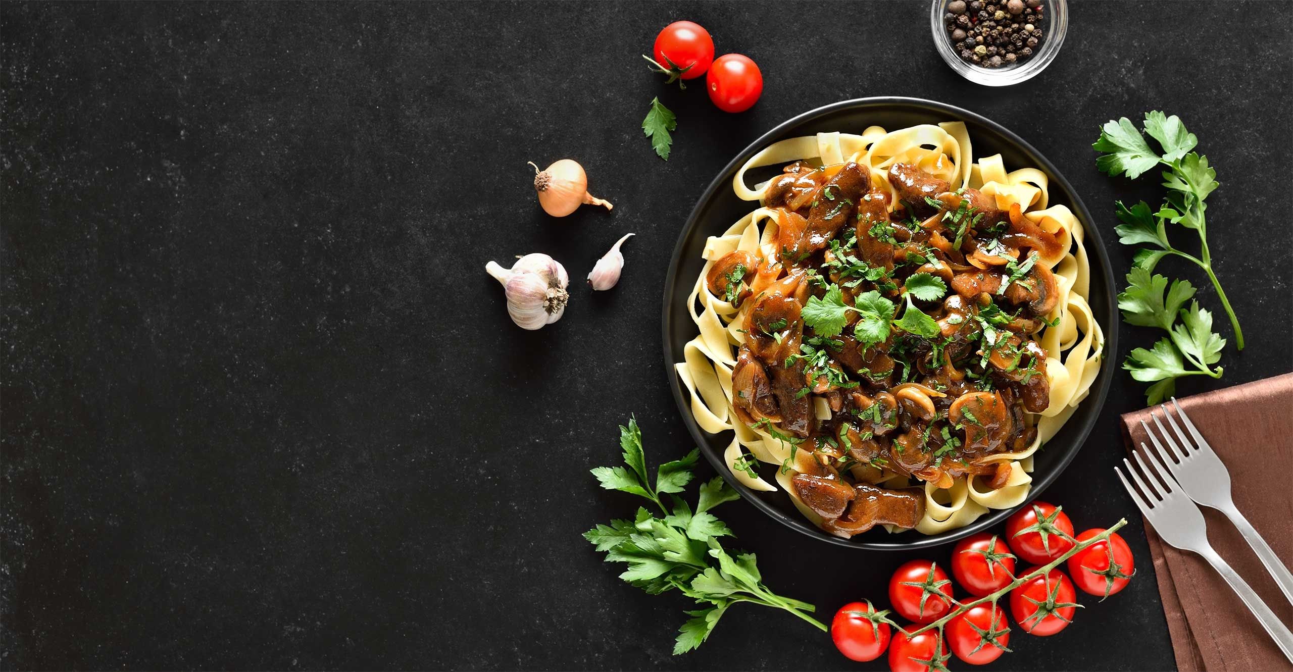 Restaurant - Speise auf dunklem Hintergrund